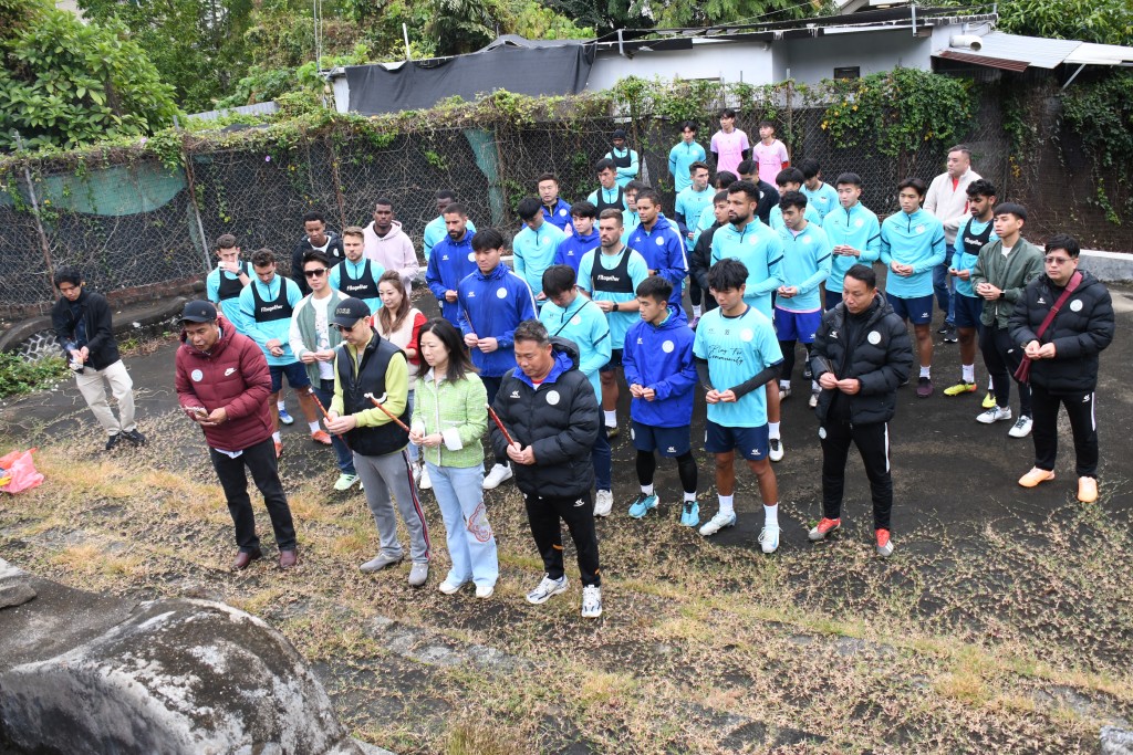 大埔上香祈福。 吳家祺攝