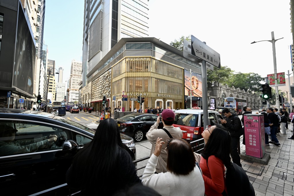 有不少旅客在廣東道一帶拍照「打卡」。