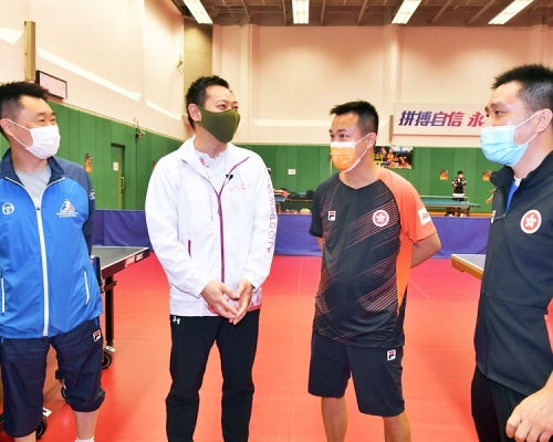 徐英偉(左二)與乒乓球教練陳江華(左一)、李靜(右二)及高禮澤(右一)交流。