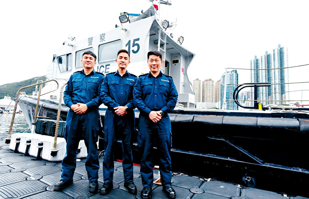 駐守水警南分區近岸巡邏隊的警長張添偉、警員林溢枬和警長許夕嵐(左至右)去年11月合力拯救了一名食物哽塞的市民，其後獲對方由衷感謝，感言獲市民認同令他們更有動力服務社會。