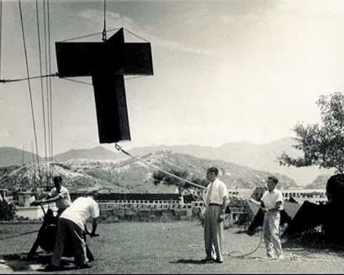 天文台昔日用人手將颱風信號懸掛到信號站的桅杆上。資料圖片