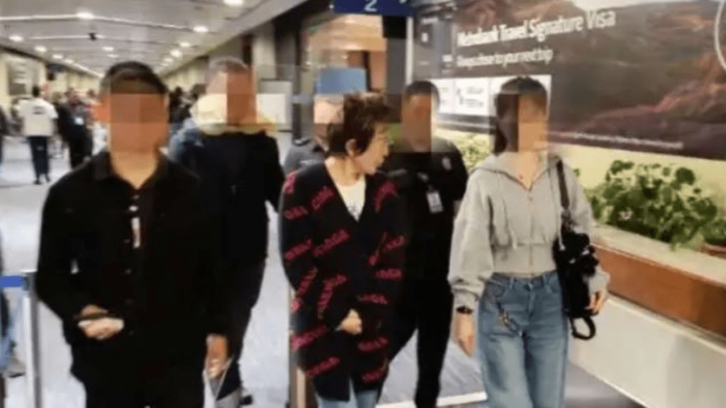 郝某（中）被遣返。中國駐菲律賓大使館