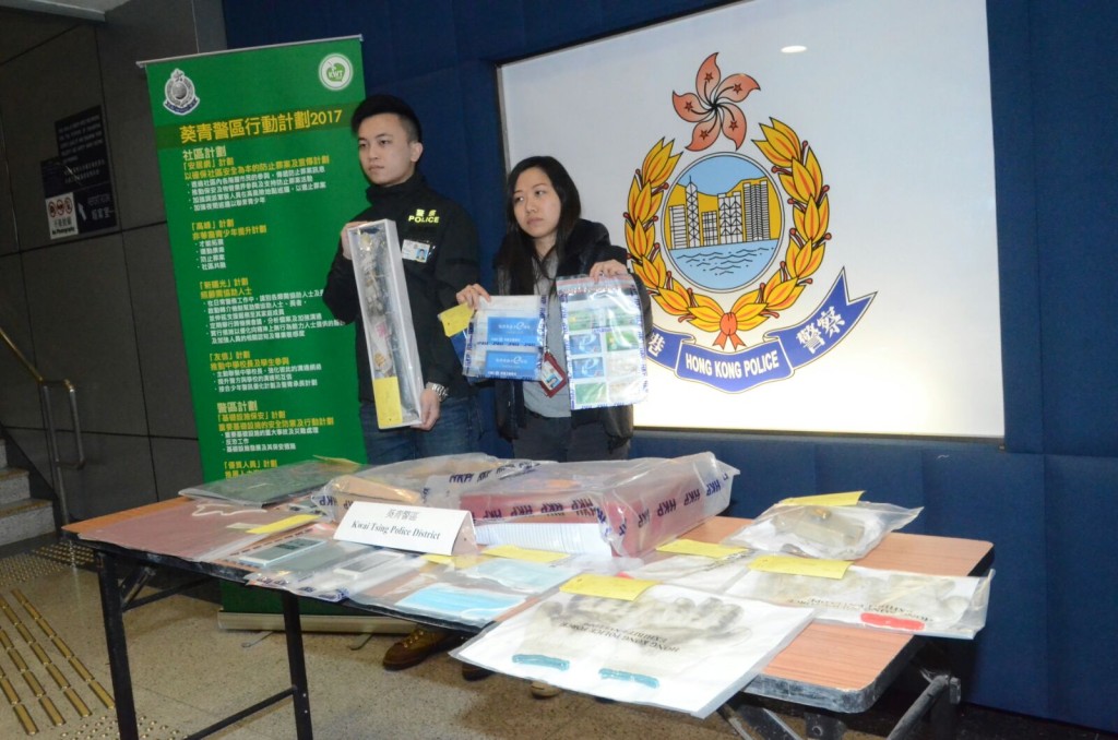 警方起出提款卡、存摺、洋酒、煙及手提電話等贓物。