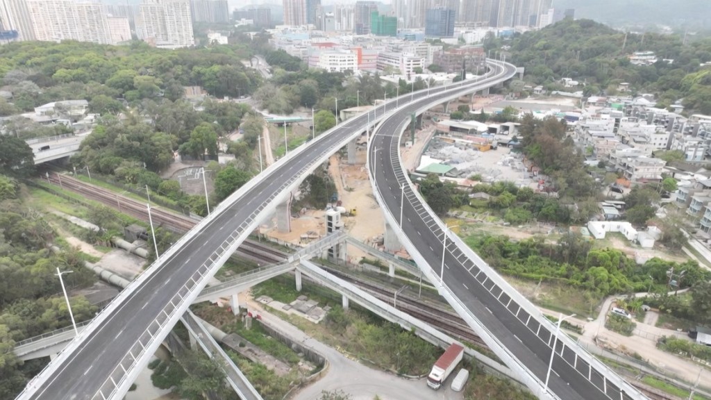 粉嶺繞道（東段）工程採用全港首次應用的橋樑平衡轉體技術建造橫跨鐵路的部分，大幅縮短施工時間，並有效降低施工風險。該項目為全球最大弧度的轉體橋，具相當挑戰性。政府新聞處