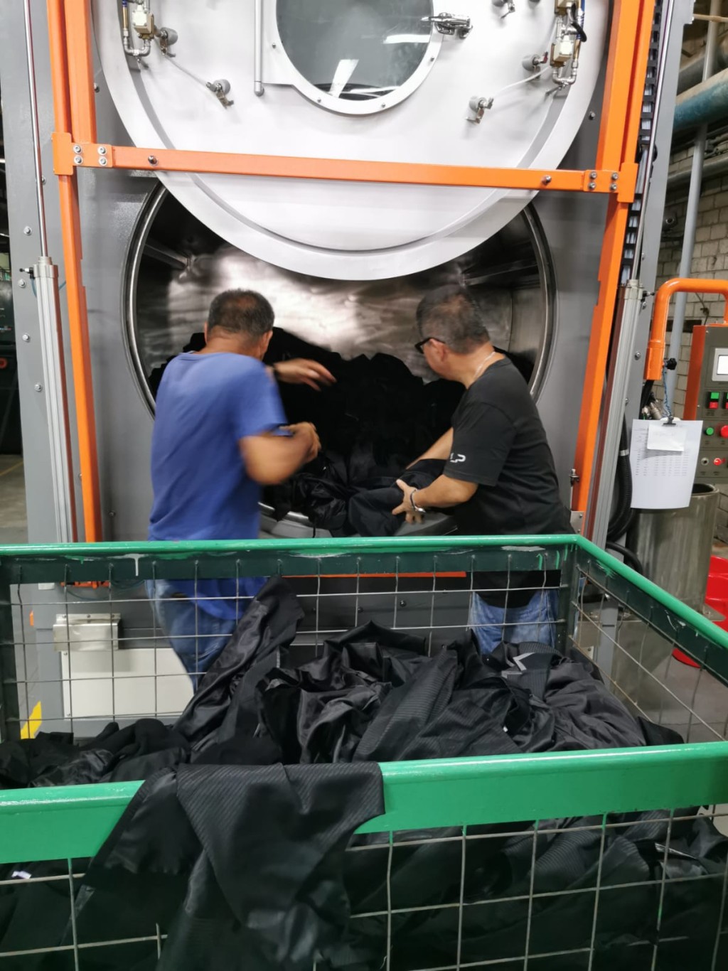 回收的舊制服經過抗菌、消毒、阻燃處理後，由工人手工剪除鈕扣、拉鏈並分揀色系，再通過碎布機打碎、分散紗線，加入黏合劑重新壓合。