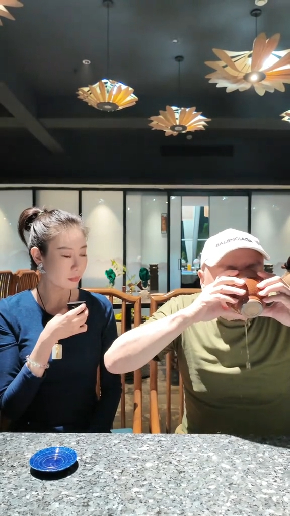 湯鎮業漏到成枱茶。 湯鎮業漏到成枱茶。