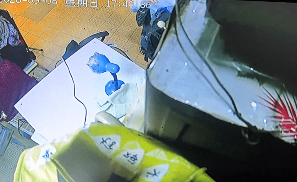 女子趁店主暫時離去偷去電動車衣。fb：西環變幻時