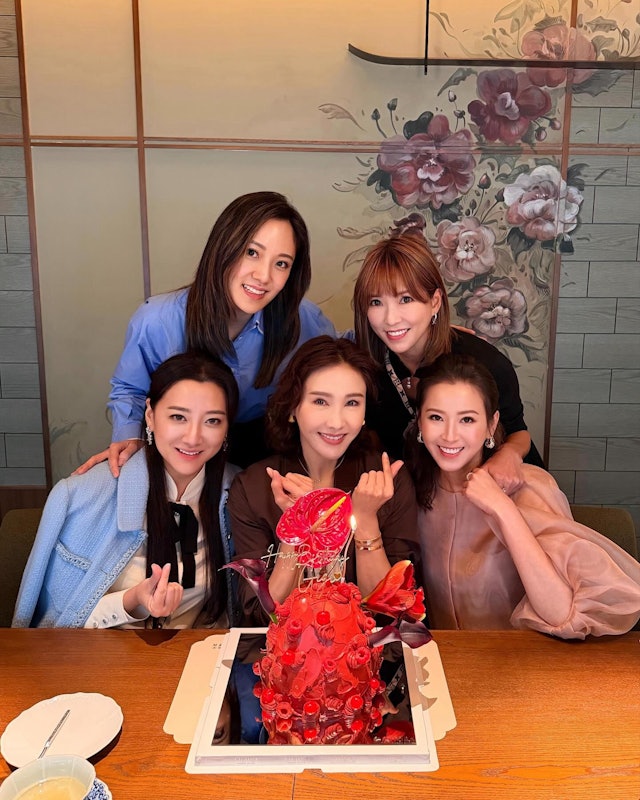 黎姿去年同樣獲名媛閨密祝賀。 黎姿去年同樣獲名媛閨密祝賀。