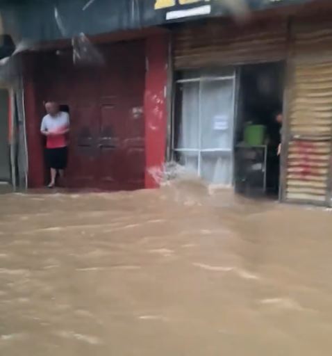 貴州鎮遠古鎮被河水淹浸，古城兩岸商舖一樓無一倖免。小紅書