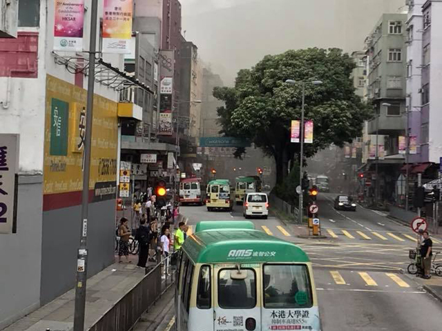 大量濃煙冒出街上。 Tai Po 大埔FB圖