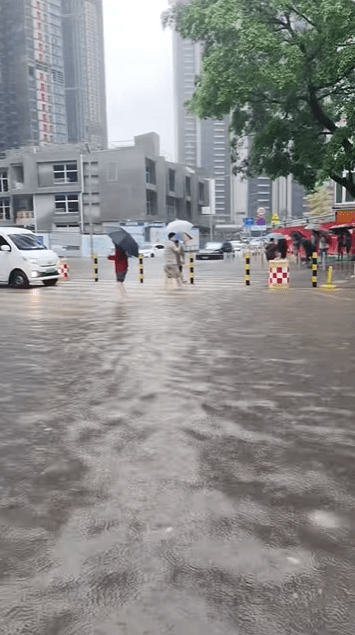 深圳18日暴雨致多地水浸。 抖音