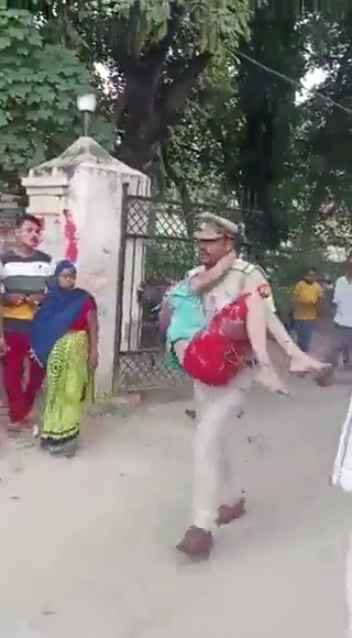 女童最終等到警察來到才得以送往醫院。
