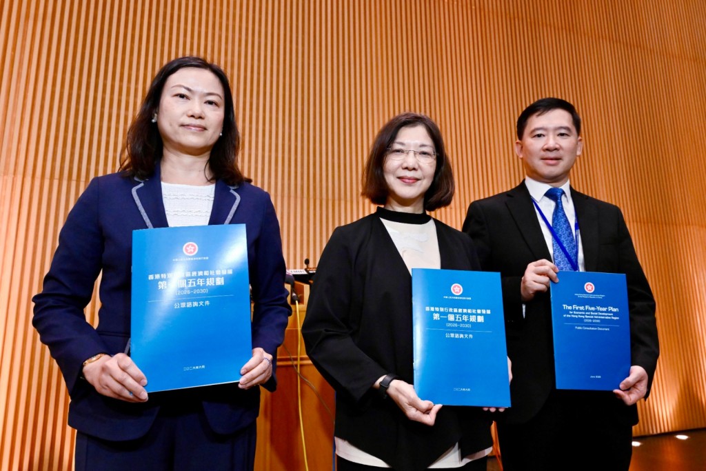 謝小華指出五年規劃、施政報告與財政預算案三者相輔相成。