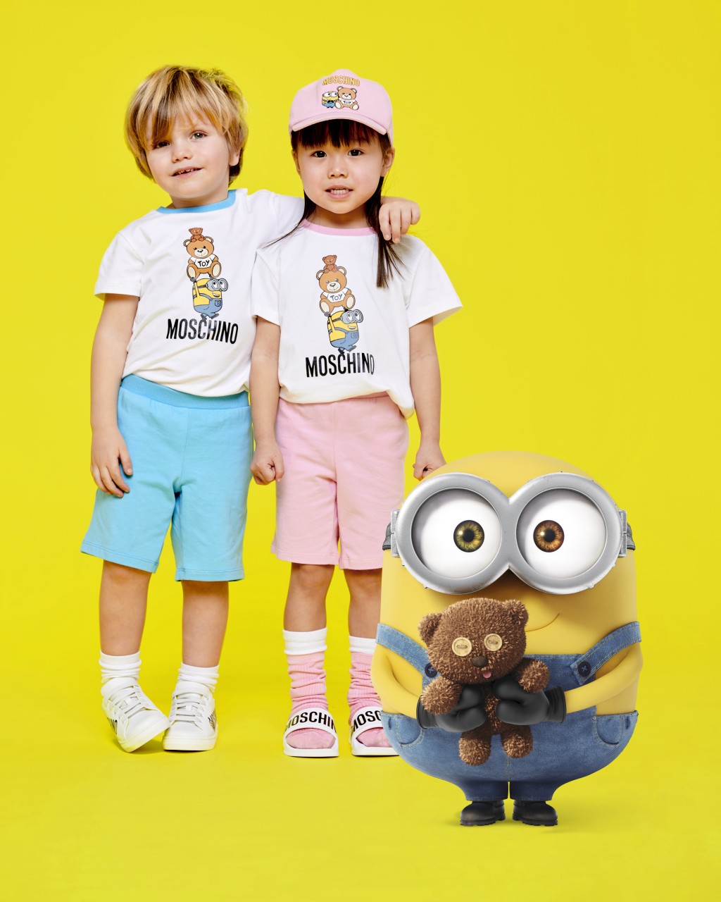 印花图案T恤配短裤套装/$1,300/套; Cap帽/$900。