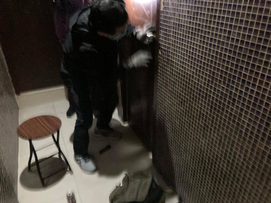 何偉倫找來開鎖匠。何偉倫FB圖片