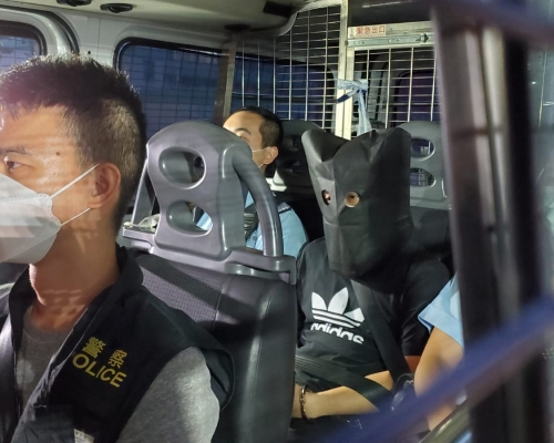 被捕男子帶返警署調查。
