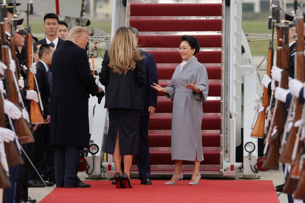 国家主席习近平与夫人彭丽媛于2026年9月23日至25日对美国进行为期3天的正式国事访问。路透社