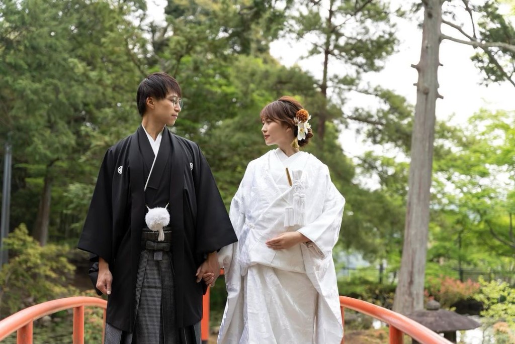 吳業坤與日本妻濱口愛子穿上當地傳統結婚禮服。