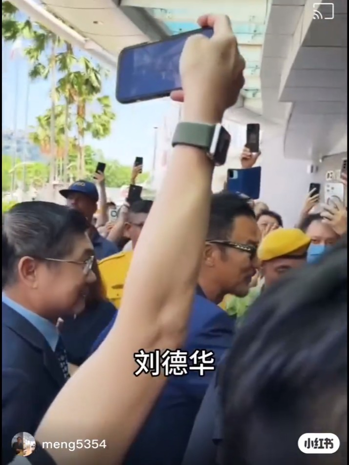有网民日前分享一段影片，见到穿上蓝色西装戴太阳眼镜的任达华，从七人车中步出，却传来一把男声，以普通话大叫「刘德华」。