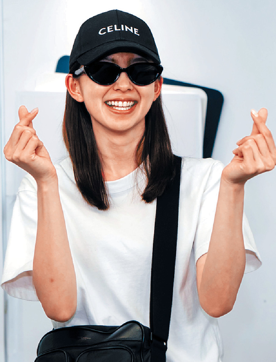 ■朝比奈彩不停向粉絲派心。
