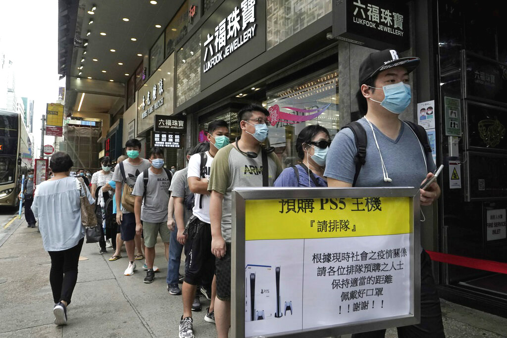 大批機迷在多區PS5遊戲機預售點外大排長龍。AP資料圖片