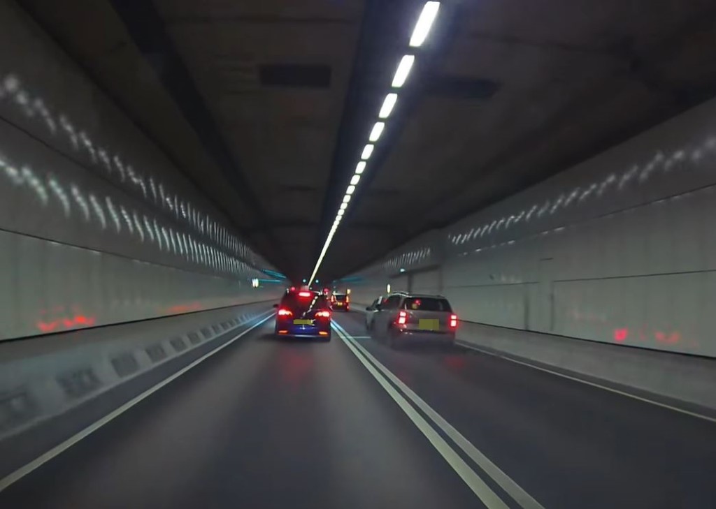 私家車撞新界的士車尾，將的士推行。fb屯門公路塞車關注組影片截圖