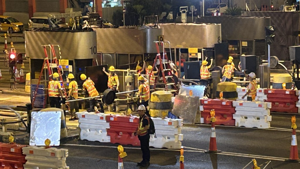 東區海底隧道今日（27日）早上5時起正式實施「易通行」，之前人員準備更換標誌及設施。