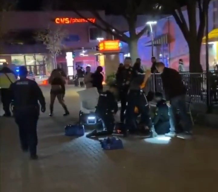 网上流传事发时大批年轻人殴斗影片。X@Hawkeye Paul