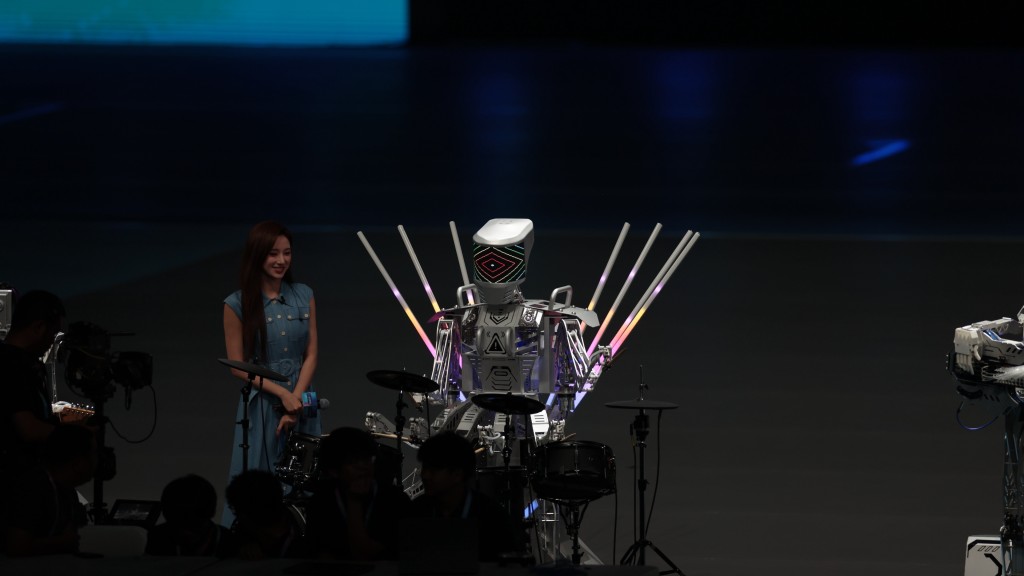 人形機械人在開幕式上表演彈打鼓。 路透社