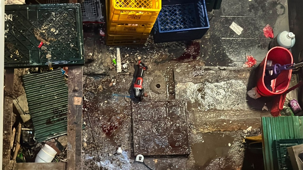 現場遺下一灘血迹。 現場遺下一灘血迹。