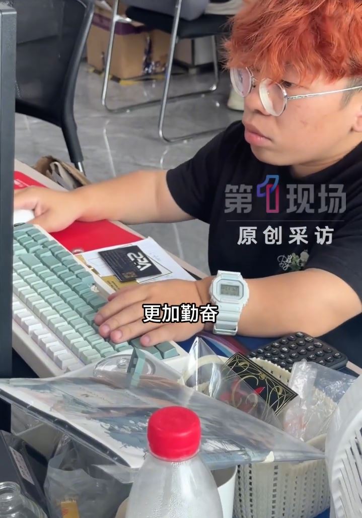 「刺刺背心」因基因突變令身高停留在1.08米。