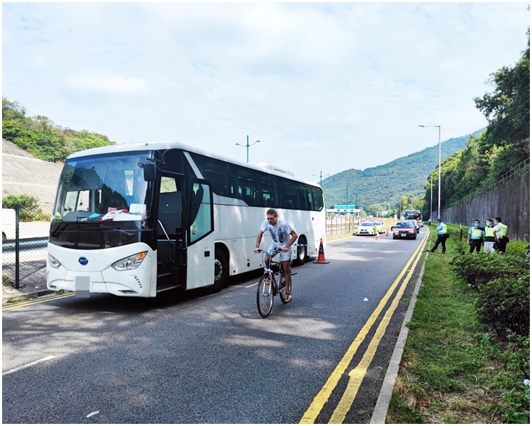 現場路段不時有單車駛經。