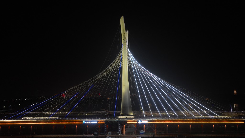 滹沱河大橋主塔高146.5米，大橋由62根斜拉索組成。網絡圖片