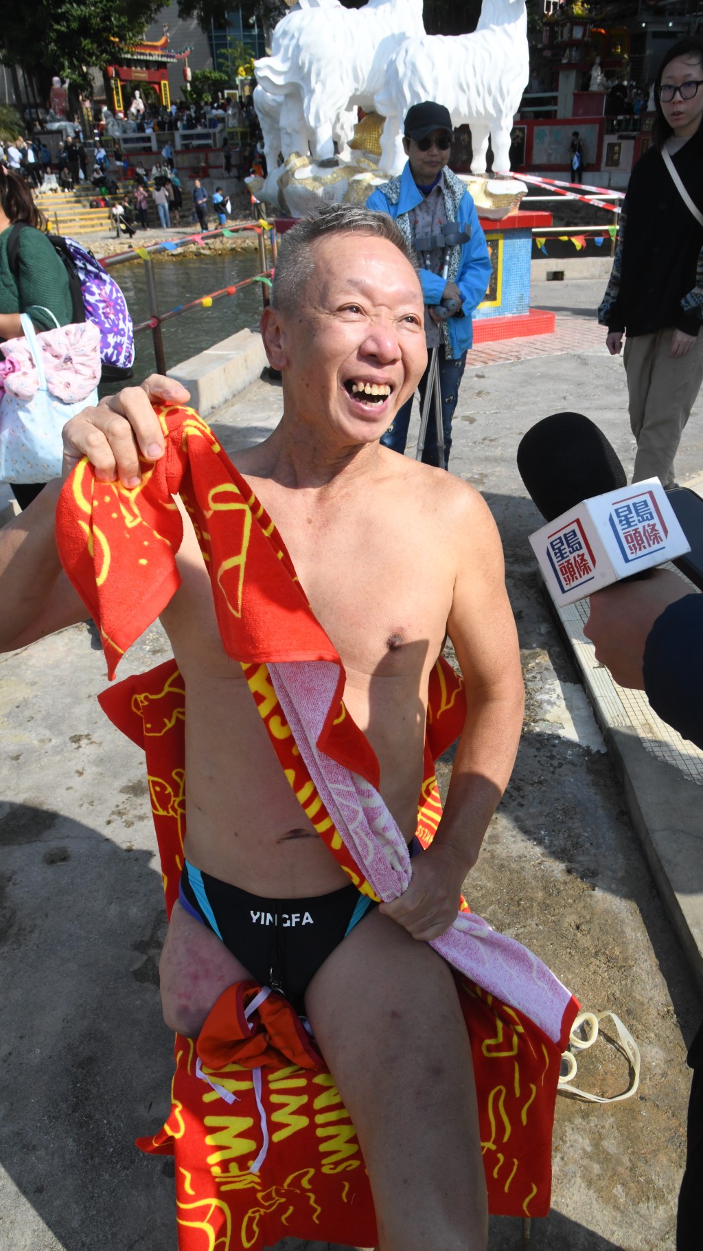 因骨癌截去右脚的汤先生表示，今年游得很顺利，“比在泳池游还顺畅”。