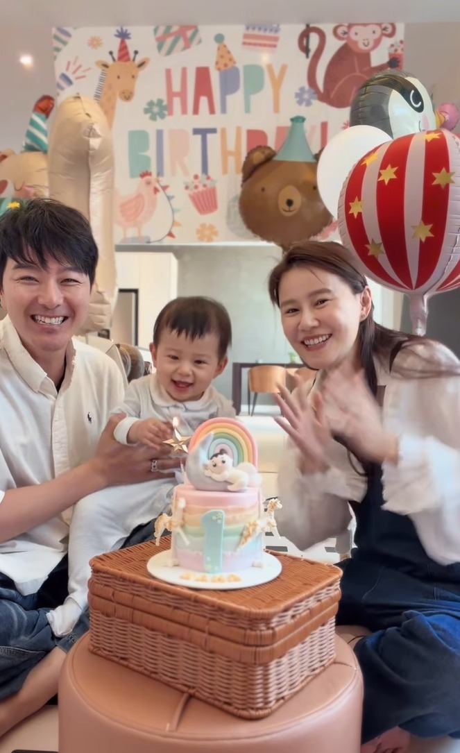 黃翠如蕭正楠在去年成為新年爸媽，不經不覺，原來兒子蕭哈哈已一歲喇！（圖片來源：IG@wongtsuiyu）