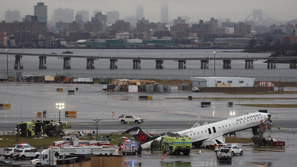 加拿大快運（Air Canada Express）客機在紐約拉瓜迪亞機場撞地面消防車，正副機師身亡。 路透社