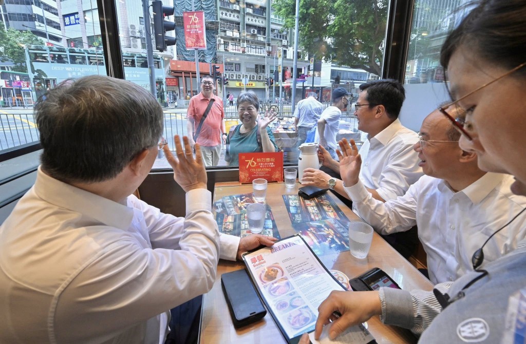 4位司局長到灣仔一家國慶日提供全日全單七折的茶餐廳「嘆港式早餐」。