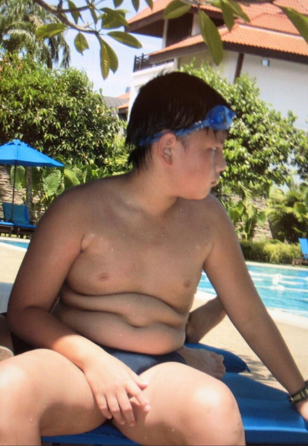 可愛肥仔小學階段嘅Jeffrey係肥仔嘜，肚腩一截截好肉感。