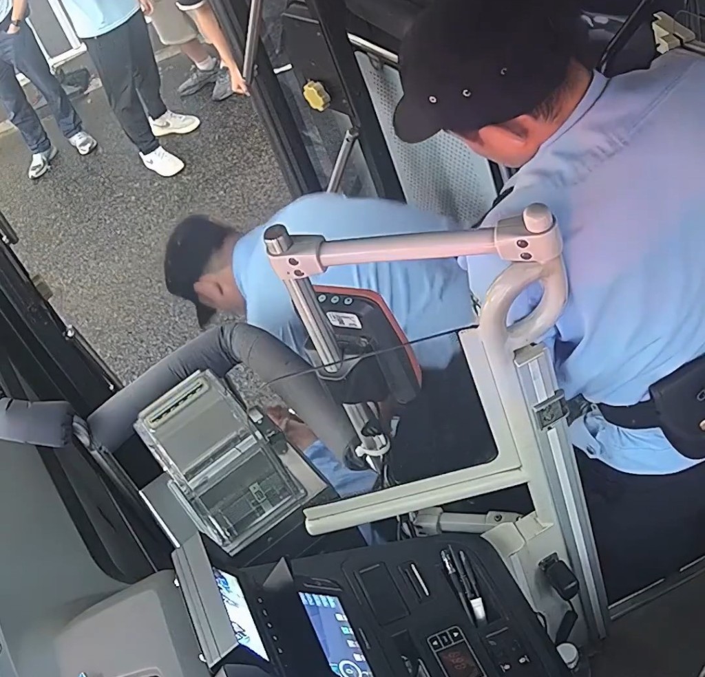 闭路电视拍下周俞临终前将巴士刹停的情况。