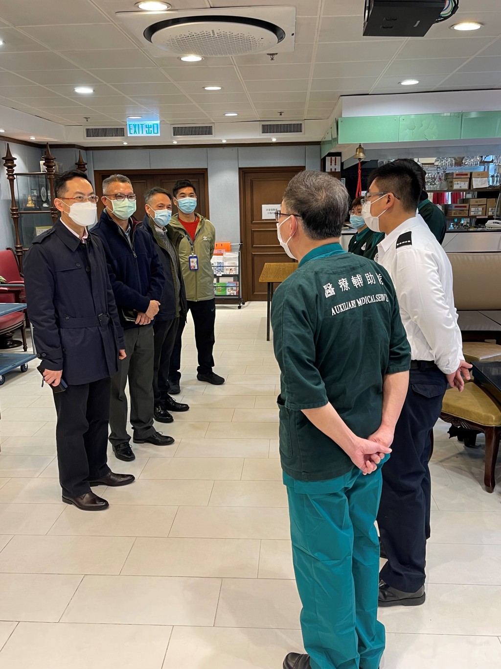 林文健今日到位于何文田的医疗辅助队总部探访当值队员。政府新闻处图片