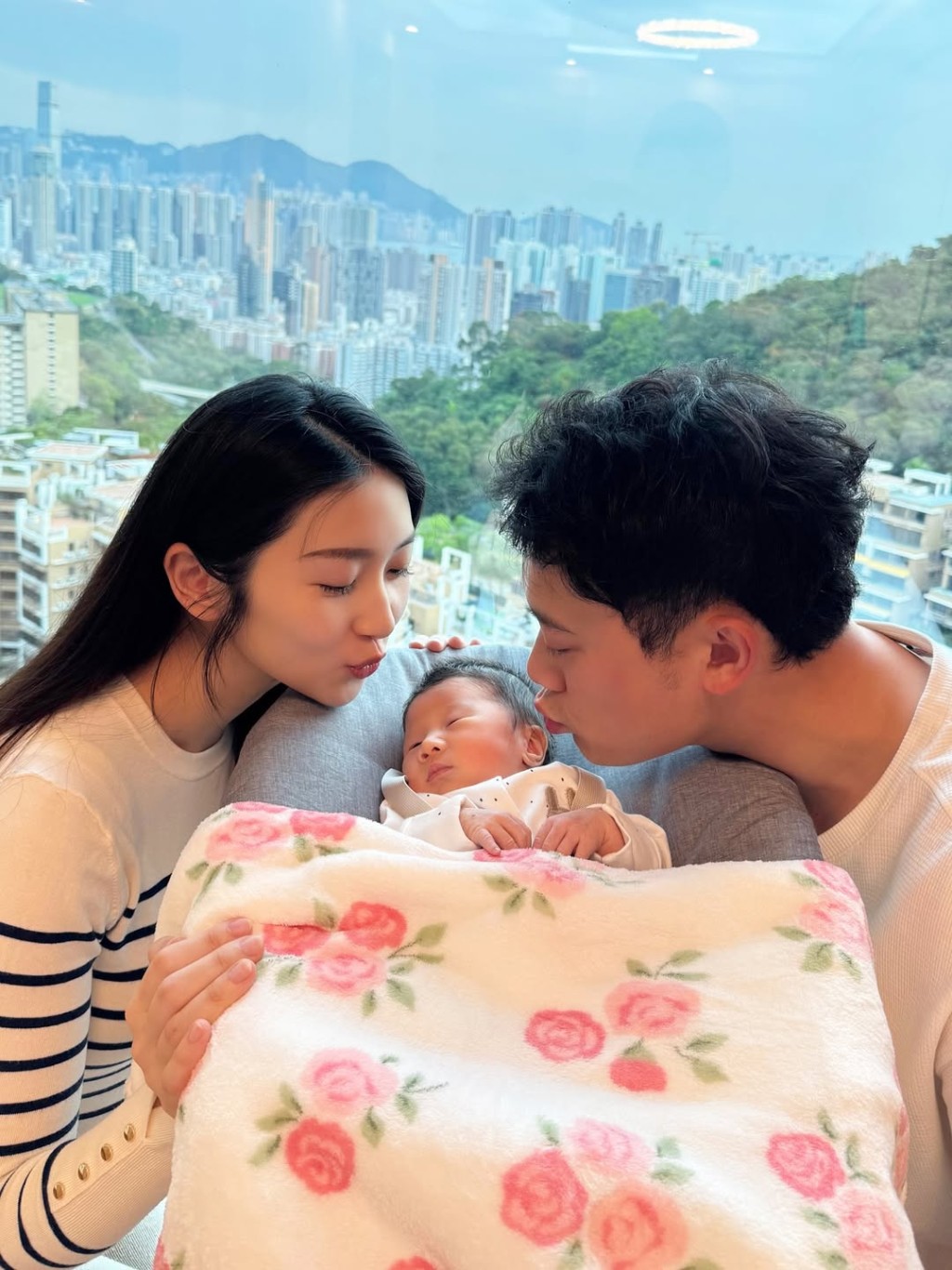 黃靜藍去年成功誕下女兒,和老公一齊跟BB合照一臉幸福。 黃靜藍去年成功誕下女兒,和老公一齊跟BB合照一臉幸福。