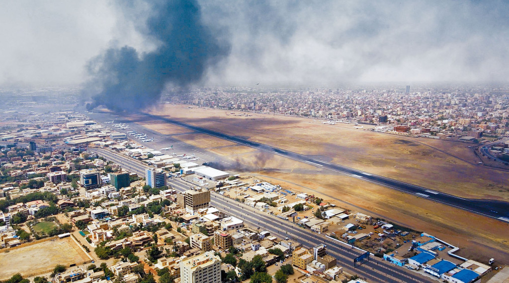 蘇丹快速支援部隊與正規軍爆發戰鬥，首都喀土穆冒出濃煙。　