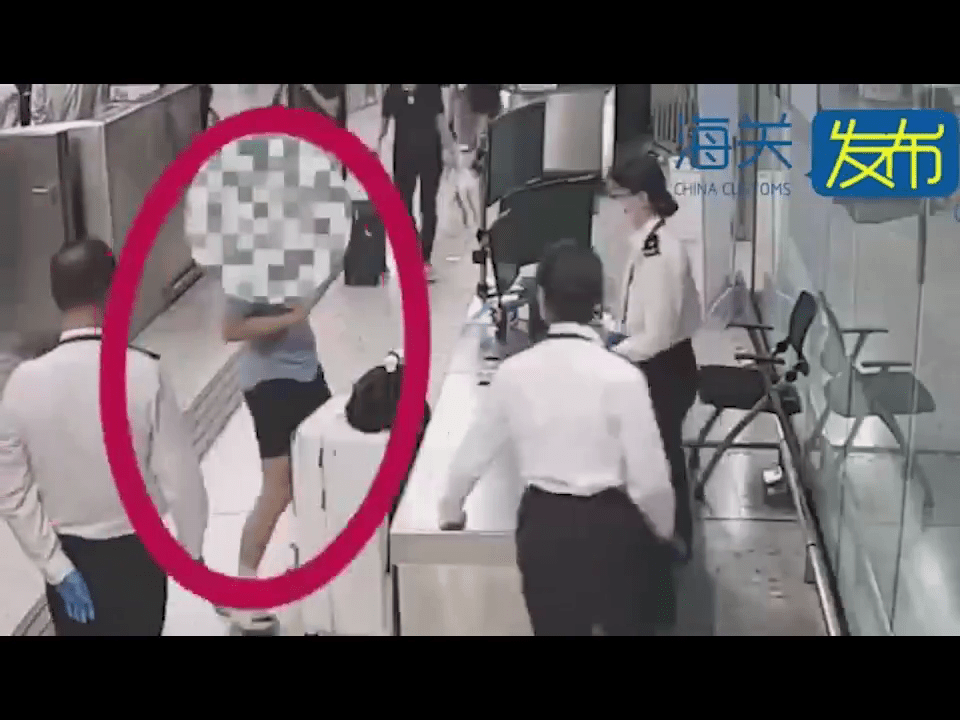 男客經西九龍站過關被截查。 海關發布 男客經西九龍站過關被截查。 海關發布