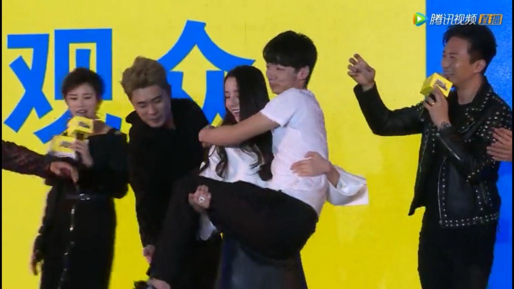 迪丽热巴抱起比自己高整整半个头的男观众,被誉为「女大力士」。