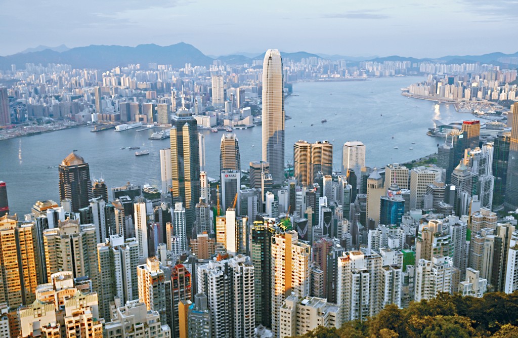 政府會推出11項措施，加大對中小企支援，包括將再額外預留300億元在未來2至3年加大工程項目開支。