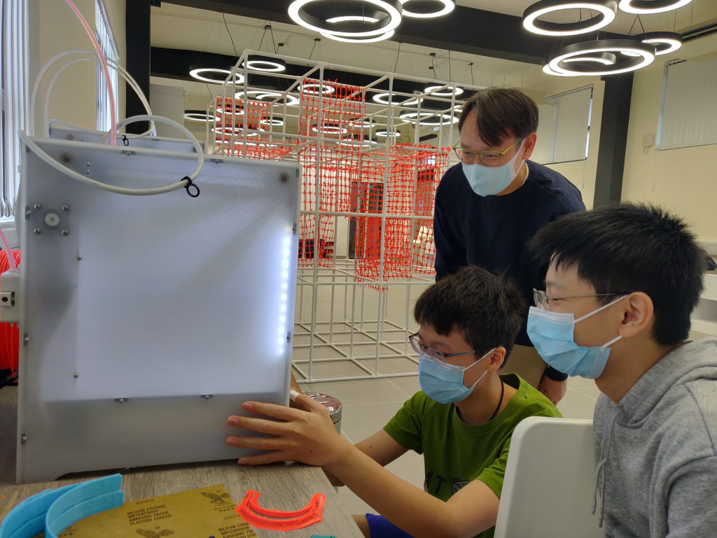九華學生在疫情期間自發製作面罩送予有需要人士，圖為學校STEM Lab。