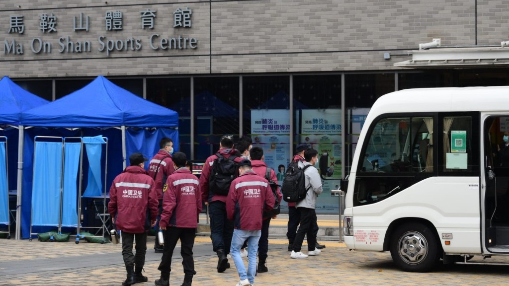 流動檢酸檢測車，停泊在馬鞍山體育館外。