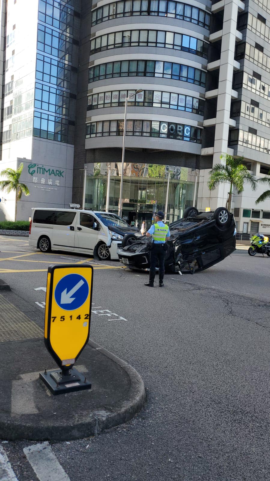 私家車失事翻側，四輪朝天。網上圖片