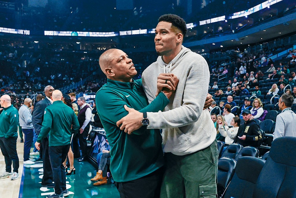 李華士(左)今季帶領公鹿未能打入季後賽。