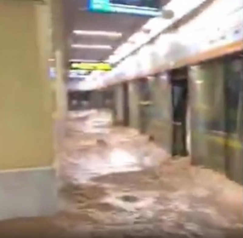 当年的暴雨导致郑州地铁和隧道被淹。网图